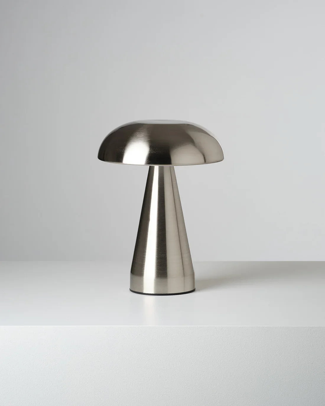 LUXO – مصباح طاولة LED فاخر